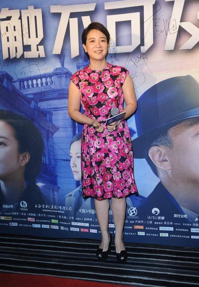 52岁陈小艺难逃中年发福穿印花小裙扮嫩却暴露胳膊腿都粗