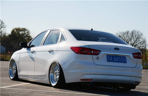 福特福睿斯改装气动避震图片 低姿态诱惑你能忍吗