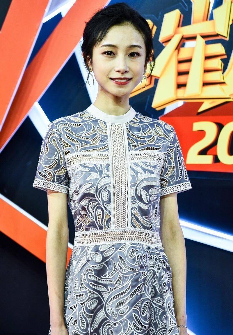 原创姜梓新真会穿身穿一件连衣裙大秀凹凸身材大长腿最吸睛