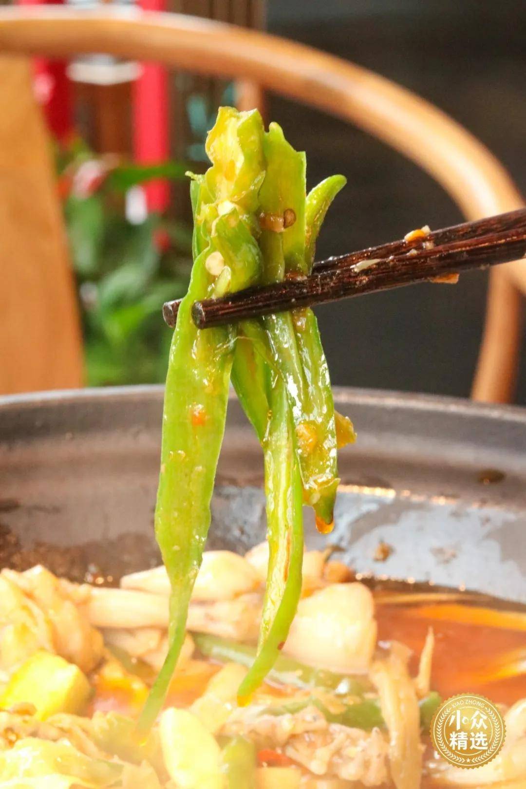 淡黄的姜丝,切成细丝,蓬松的口感,被咸香风味包裹, 吃起来完全没有冲