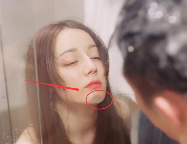 幸福触手可及热巴醉酒脸贴玻璃上谁注意她嘴角和下巴真实了