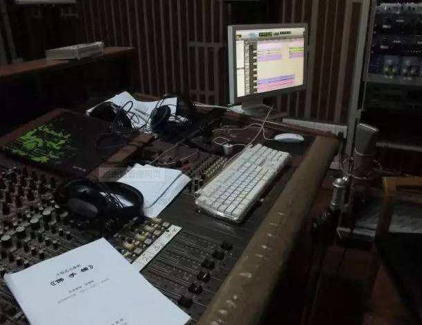 所以剧组和剧组之间距离很近,可能一边拍睡觉另一边拍吵架,录音师收音