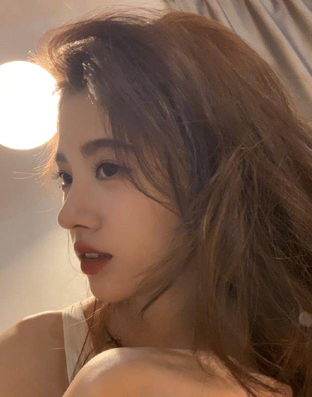 鞠婧祎穿背心自拍当她侧脸的那一刻有谁注意到了她的鼻梁