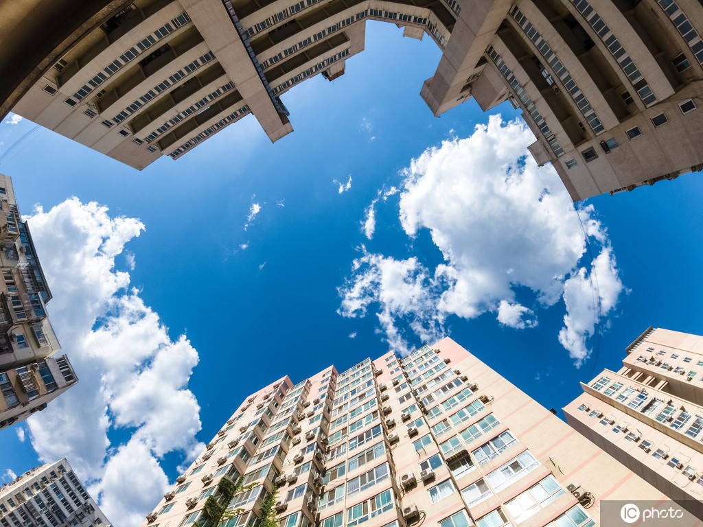 北京蓝天美爆时尚大楼镜面映出白云朵朵炫酷