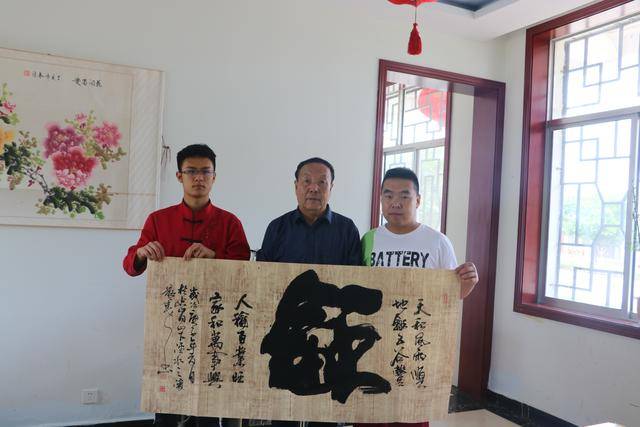 平凉陇东书画院几位书画家走进印象崆峒山庄挥毫泼墨并赠书画