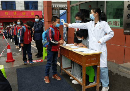 原创六枝特区新华镇小学开学报到工作进行中