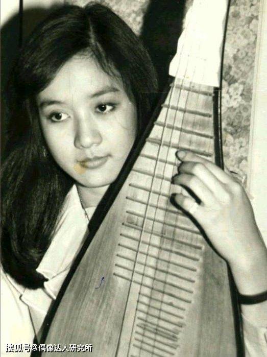 吕秀龄初入行时有"琵琶公主"之称.