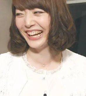 别看花泽香菜这个表情包那么魔性,其实她不露出这个表情的时候是个