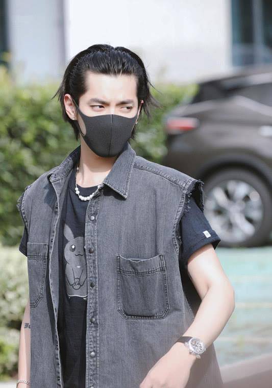 原创吴亦凡现身,身穿马甲内搭t恤,头发剪短不扎辫子更是帅气!