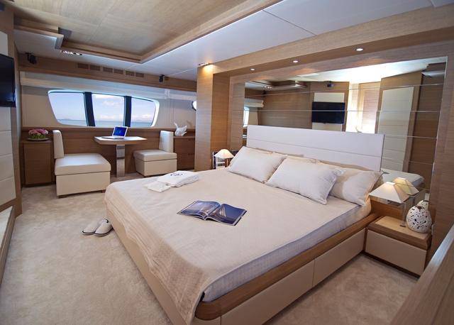 游艇生活十六阿兹慕100尺纯进口巨无霸领略三亚游艇界的奢华