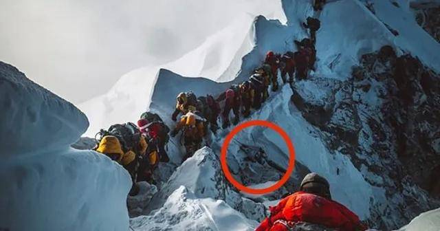 珠穆朗玛峰上的复活人图片
