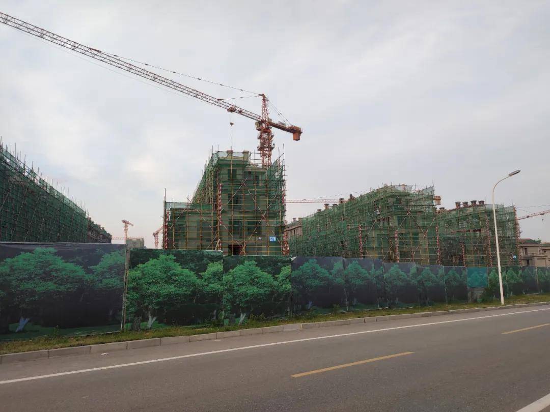 家与坟为邻,融海公馆这样的"无敌坟景"房您会买吗?