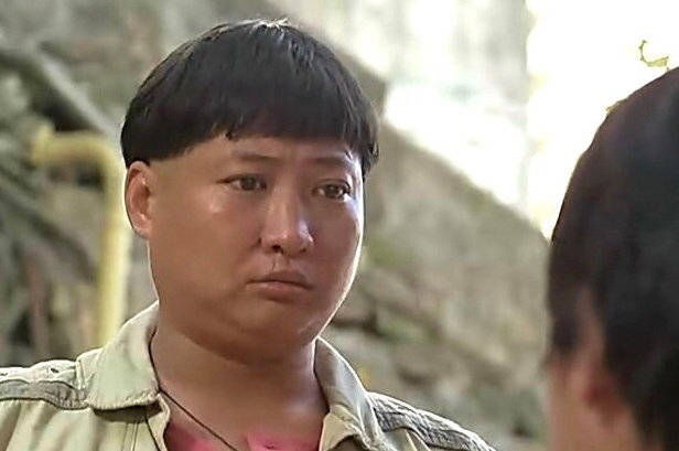 洪金宝曾出演过电影《提防小手》,指导拍摄电影《过江龙》,《卧虎威龙