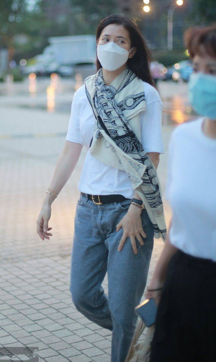 原创袁咏仪哪怕是素颜现身,也不忘好好的搭配衣服,有个性的女星!