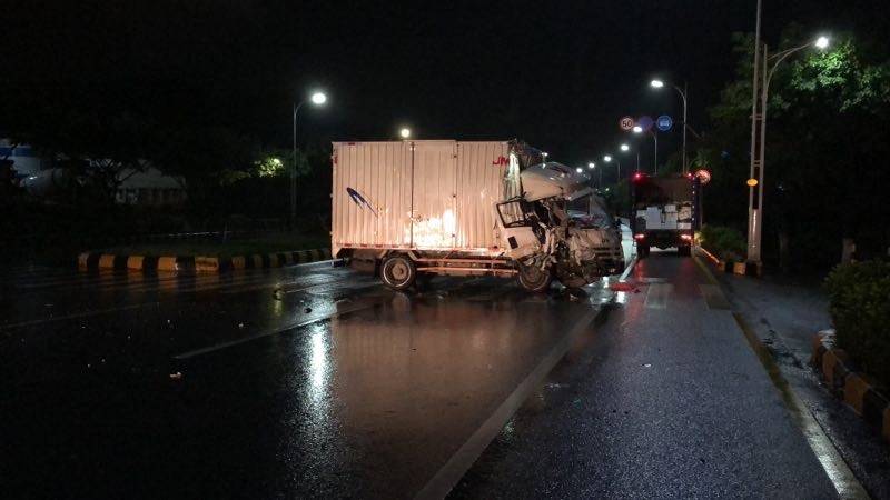 事故现场及受损小货车值班民警接警后,冒雨第一时间赶赴事故现场处置.