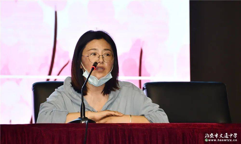 周颖老师用充满激情而又不失温柔的声音告诉所有的女生,她对台下的