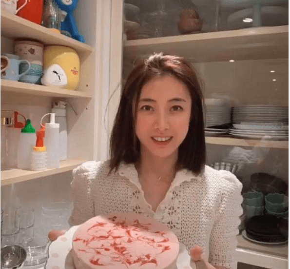 原创甘比居家与女儿做蛋糕唯一儿子没露面两女儿一个比一个漂亮