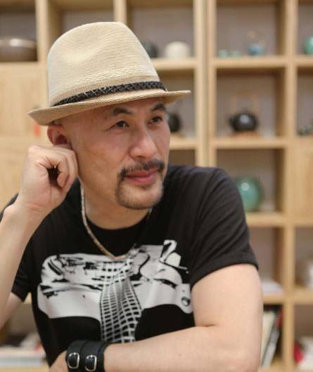 徐锦江当年被麦当雄和麦当杰发掘后进入娱乐圈,一开始他努力拍戏,赚了