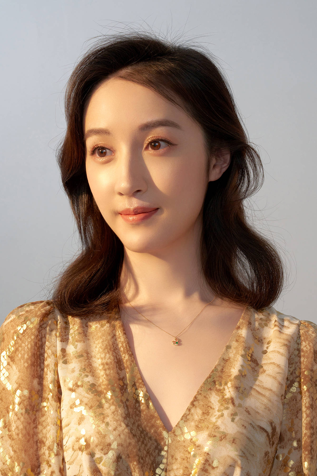 1/5近日,演员杨懿一组新写真曝光,精致妆容搭配简单不失设计感的服装