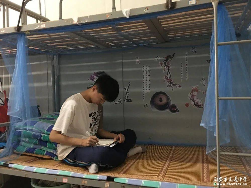 这也是文通中学推行的张扬个性,展示自我,团结一心的体现,是学校古朴