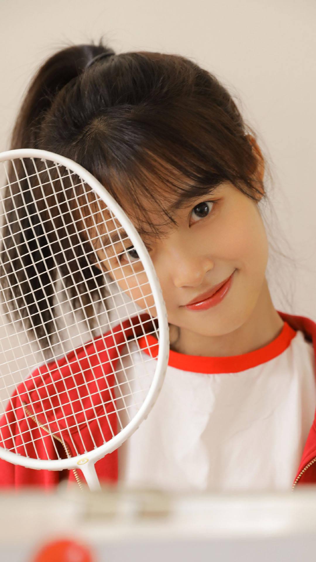 马尾辫美女休闲活力写真手机壁纸