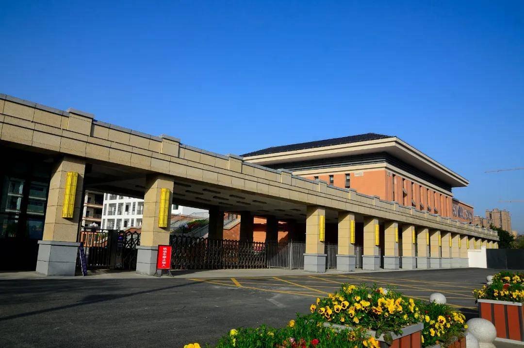 青白江散发着学识灵韵的气息到大弯中学,川化中学,工程职校.