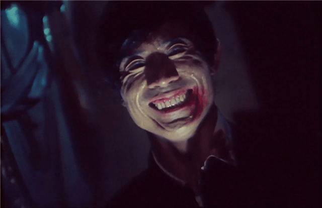 和演员脸上的褶子的特殊阴影效果制造的恐怖感,和血盆大口的特写镜头