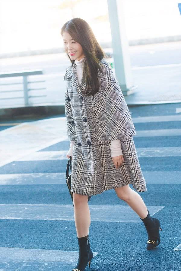 针织衫作为内搭,外面穿了一件毛呢大衣,暖和又好看,很适合秋冬季节穿