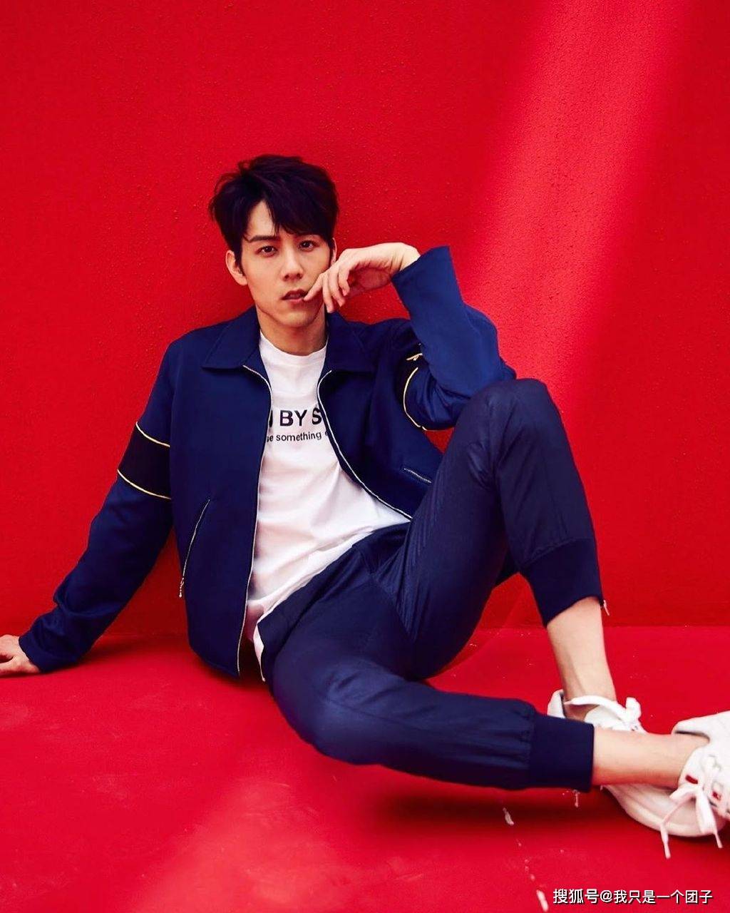 胡宇威身穿工装外套随性休闲而飘带条纹衬衫配休闲裤清新阳光