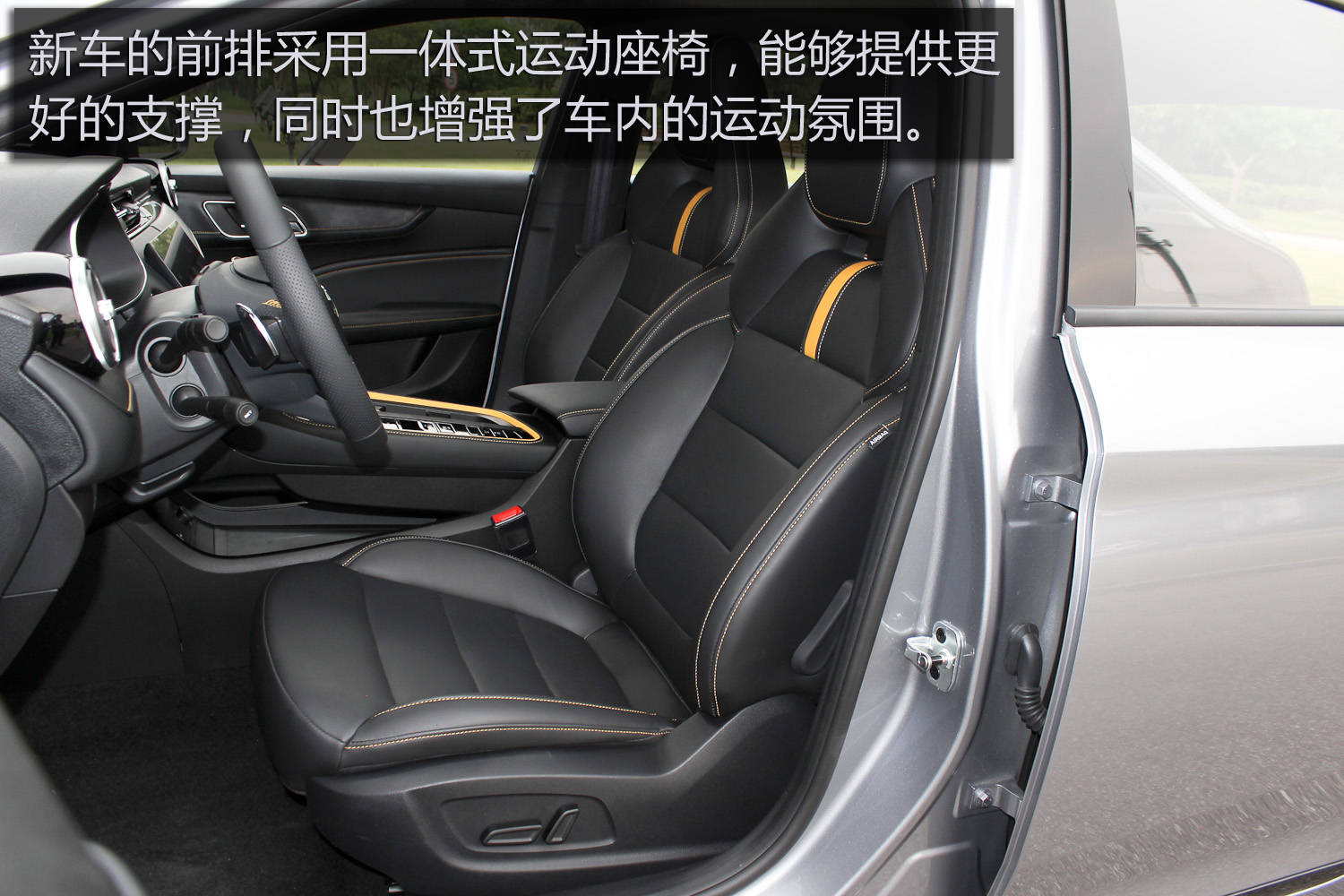 得益于合理的车身比例,名爵6的乘坐空间表现不错,无论前排还是后排都