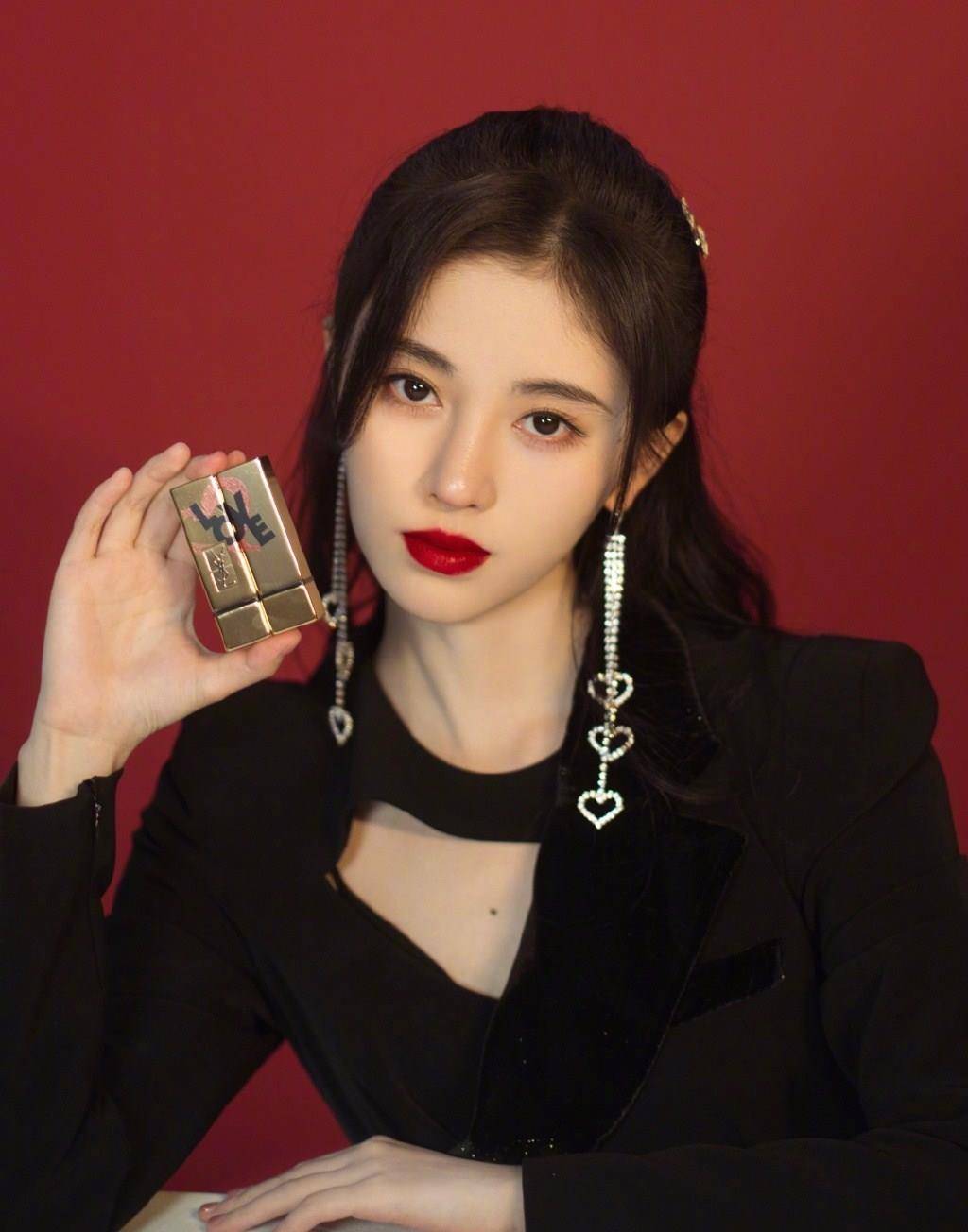 鞠婧祎新造型大胆,穿1780镂空短裙配大红唇自拍,美得不敢认