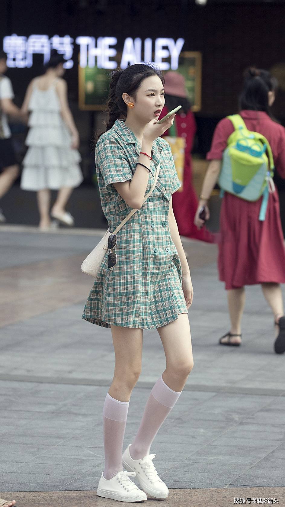 再配上一双清爽大方的小白鞋,不仅表现了大长腿,还让美女洋溢着