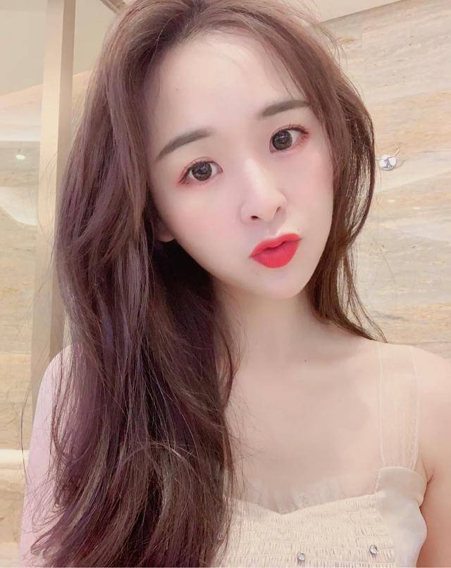 盘点ks网红的美女老婆,颜值不输明星,散打方丈老婆领衔.