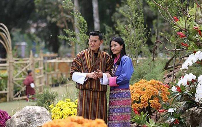原创 不丹国王夫妇逛花园,29岁王后鼓起勇气秀恩爱,换来国王冰冷的脸