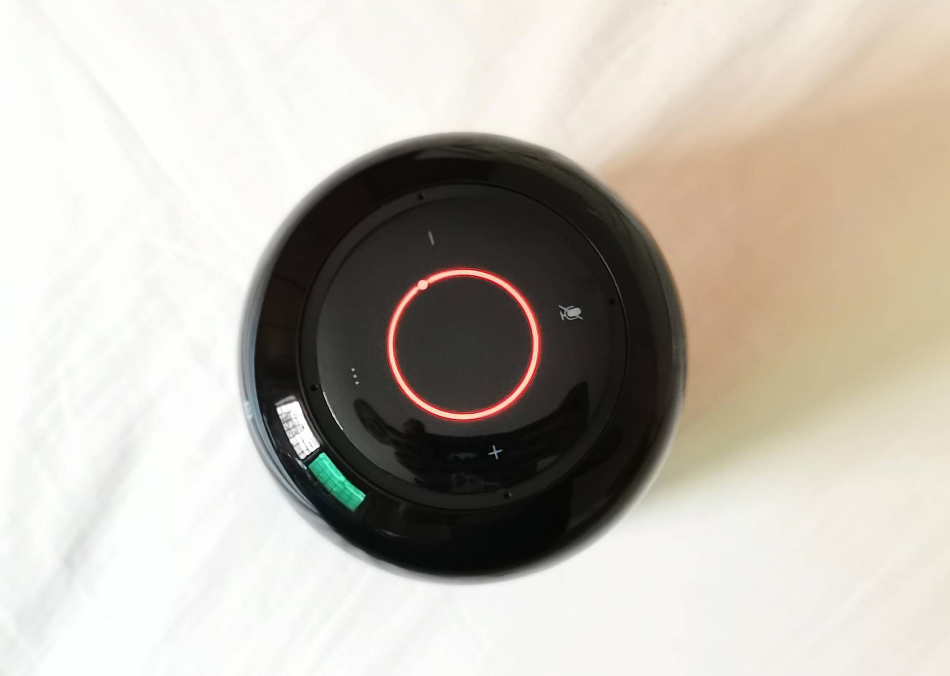 开启电源的时候呈现绿色,而在充电的时候则为红色闪烁呼吸灯,待充满电