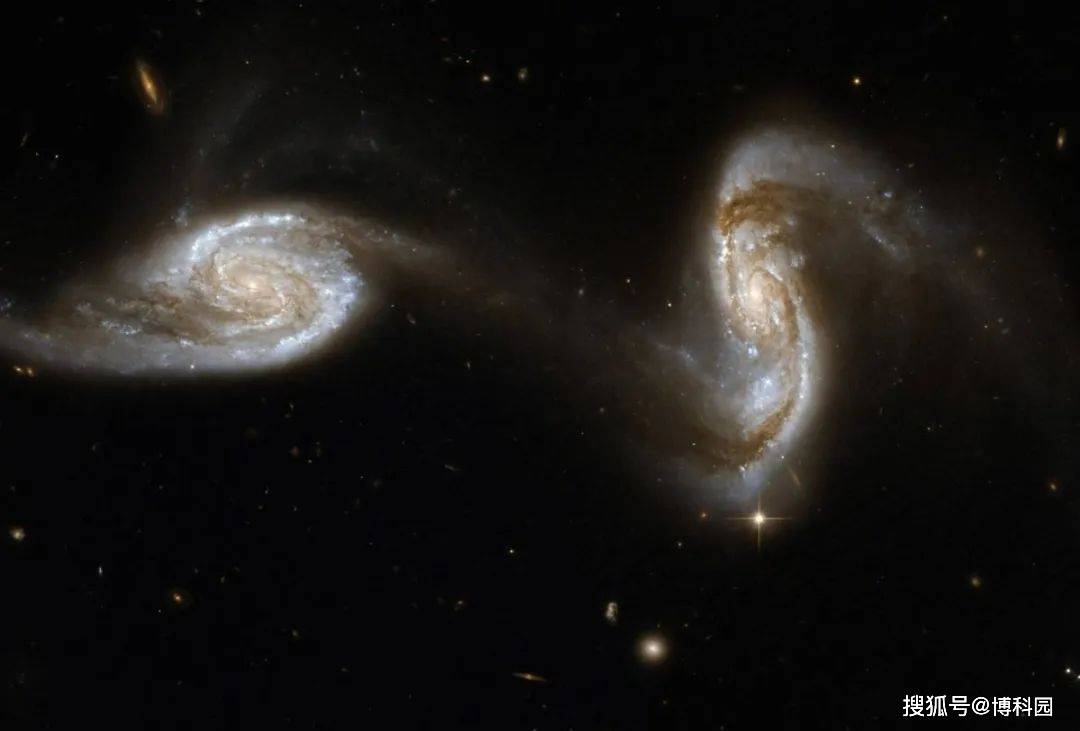 原创在278亿光年外发现塞弗特星系竟是两个星系合并的结果