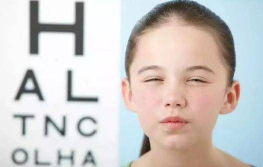 孩子早期近视,为什么会说眯眼看东西更清楚?