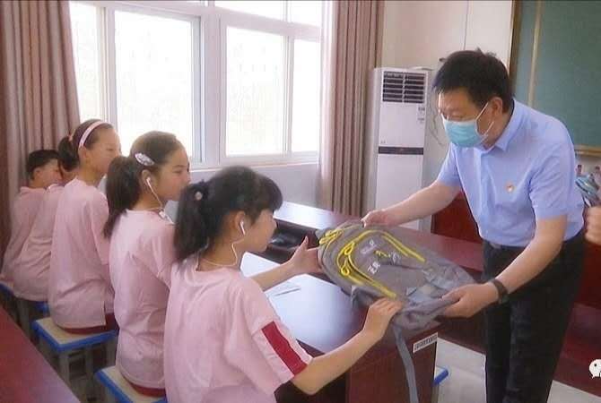 河南正阳县领导率残联61节到特殊教育学校慰问