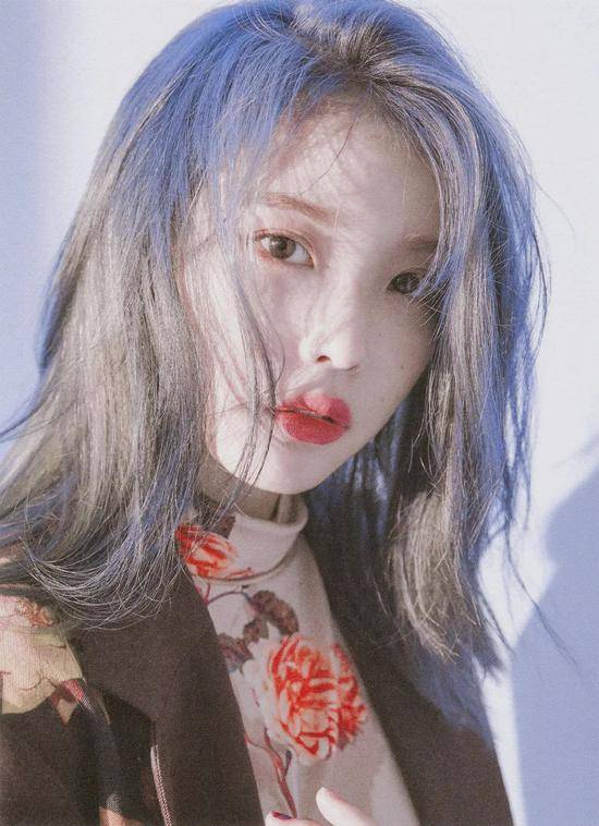 雾霾灰调蓝,偏冷,有清凉感,自带一种雾气缭绕的氛围,比蓝黑色多了轻盈