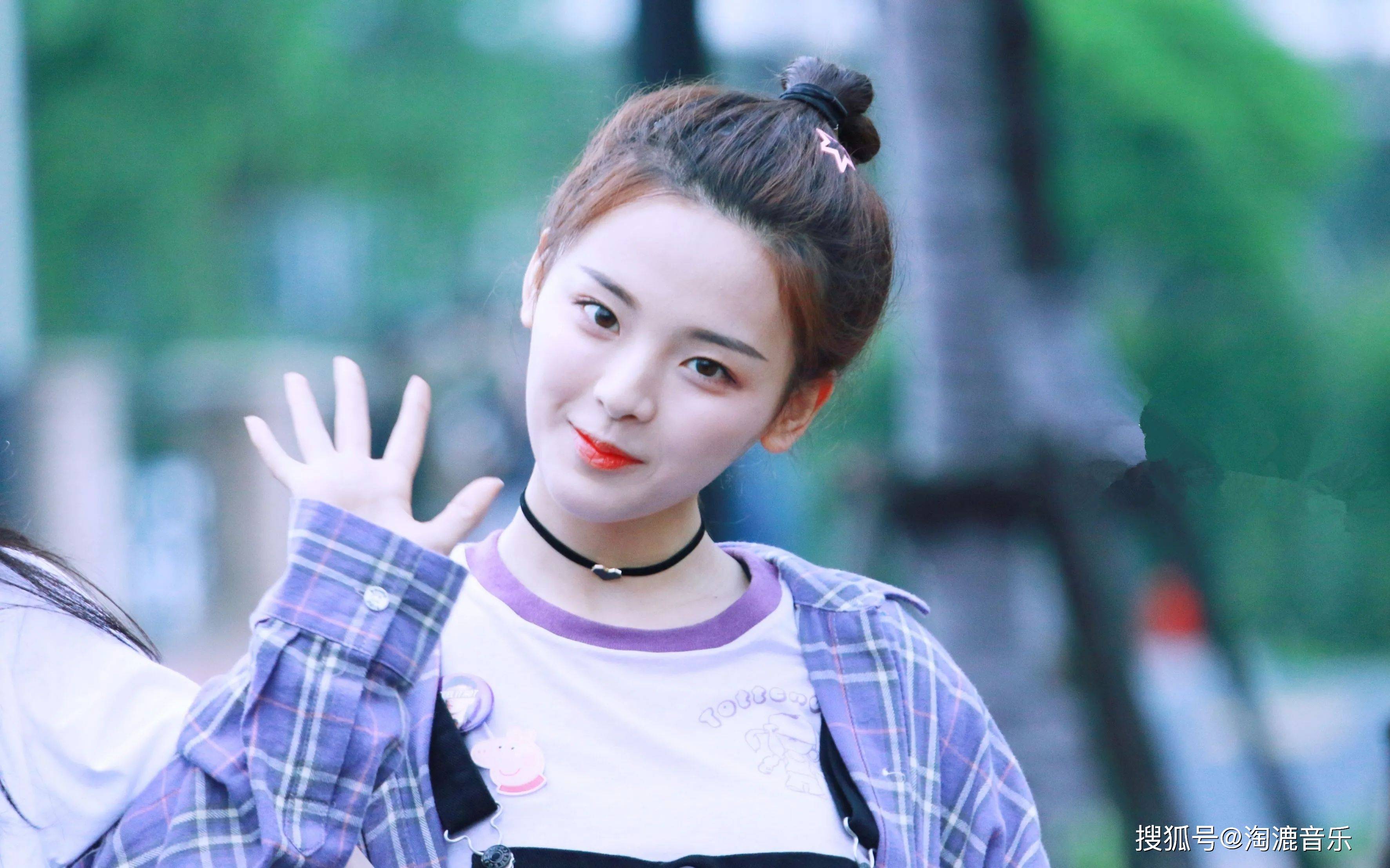 从辍学少女到年入3000万杨超越为什么是锦鲤女孩