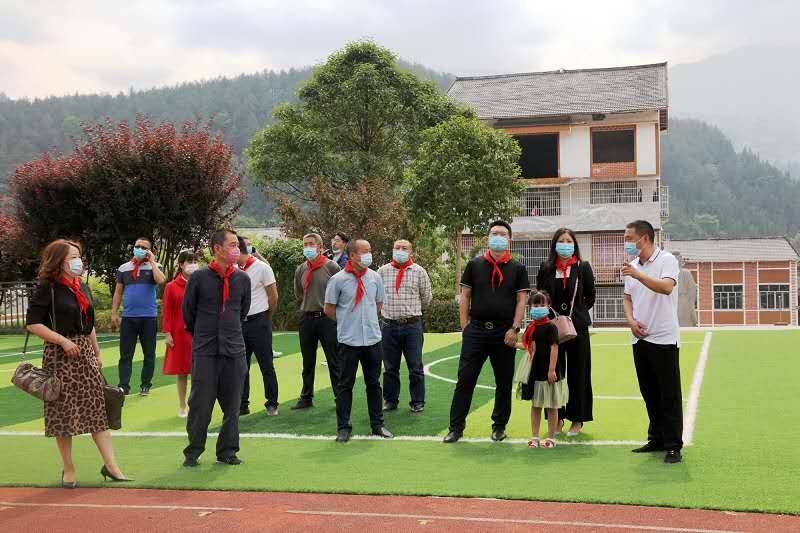 今日阳光-明日希望 重庆巫山新专联等向凌云小学献爱心
