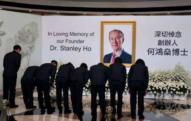 原创赌王何鸿燊遗照曝光,追悼会现场员工和市民排队悼念