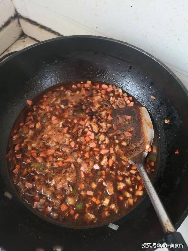 炸酱面炸酱怎么做其实没有想象中那么难在家就能轻松制作