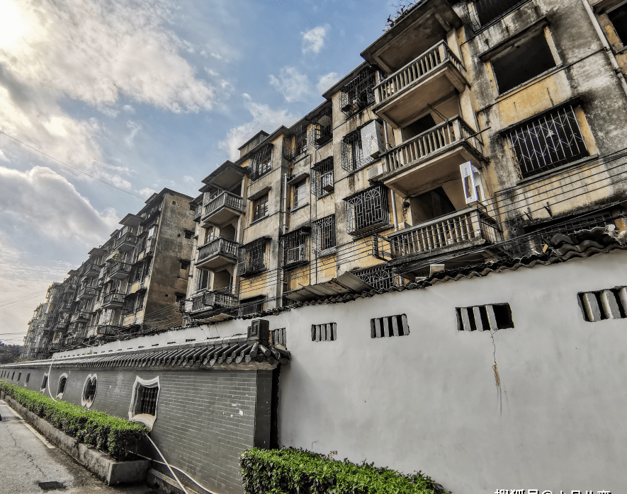 值得一提的是, 铁路新村靠中山公园的楼栋同样包含在征地拆迁范围内.