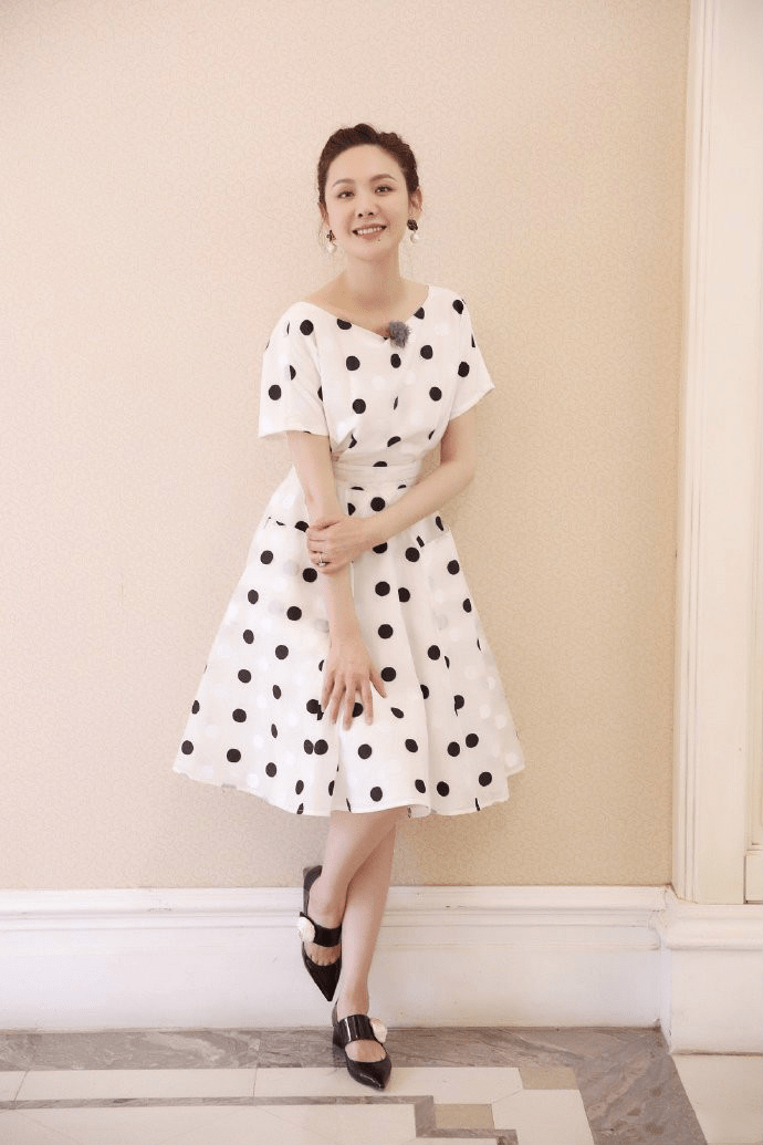 原创程莉莎终于放飞自我42岁穿短裤长腿抢眼一旁的郭晓冬也不管管