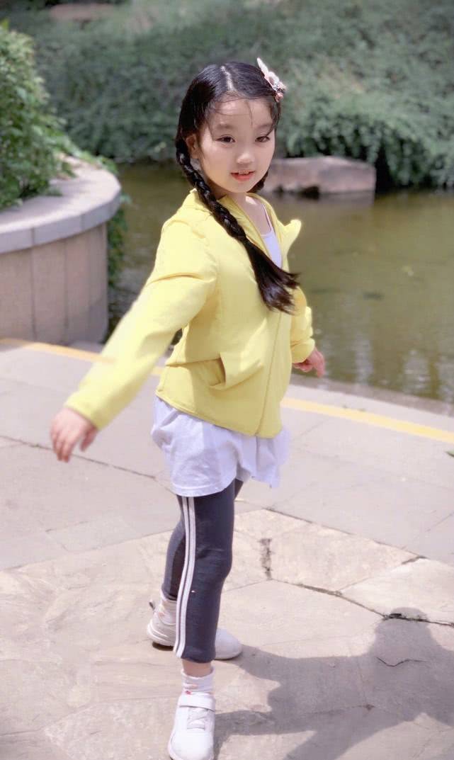 萌娃阿拉蕾晒照与妹妹穿蓬松连衣裙拍写真网友和小时一样萌