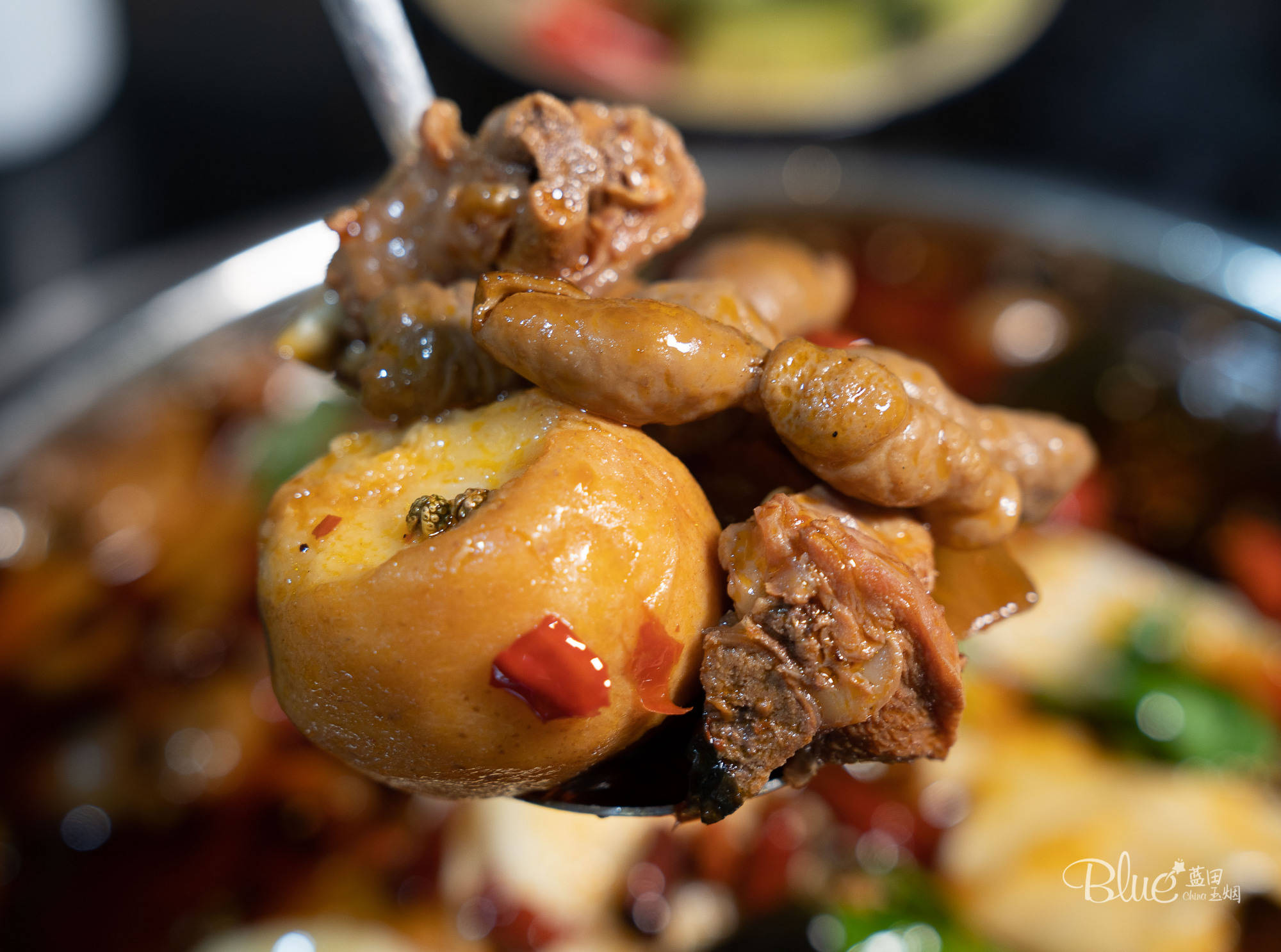 来重庆旅游,千万不能忘了吃晓彭肥肠鸡,鲜香软糯一吃就忘不掉