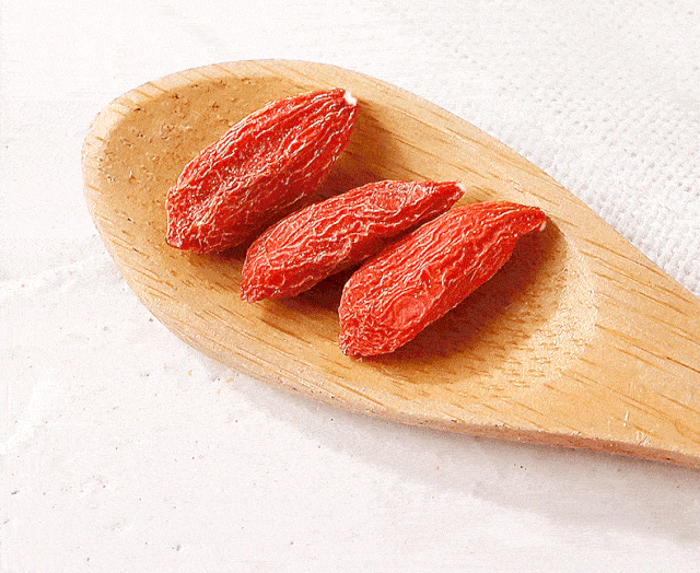 人到中年不得已保温杯里饱枸杞