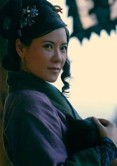 从开黑店卖人肉包子,到投靠梁山,孙二娘的妩媚妖艳,豪侠仗义