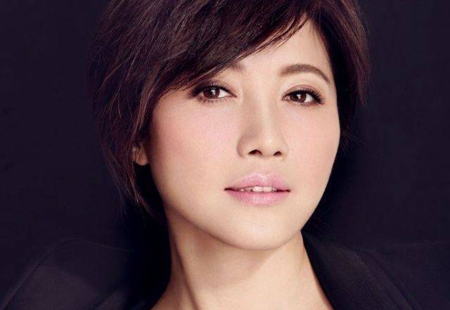 再到《万箭穿心》中百折不挠的女扁担李宝莉,她都通过自己的方式,对